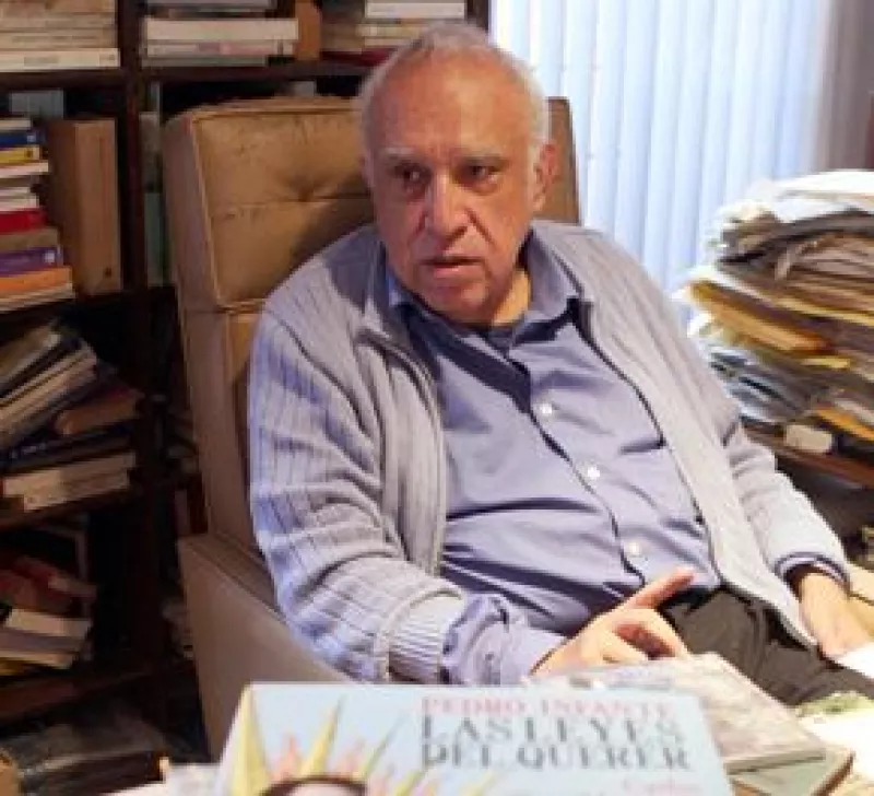 En su nueva publicación el escritor analiza, con su peculiar estilo, la obra de 10 autores reconocidos.