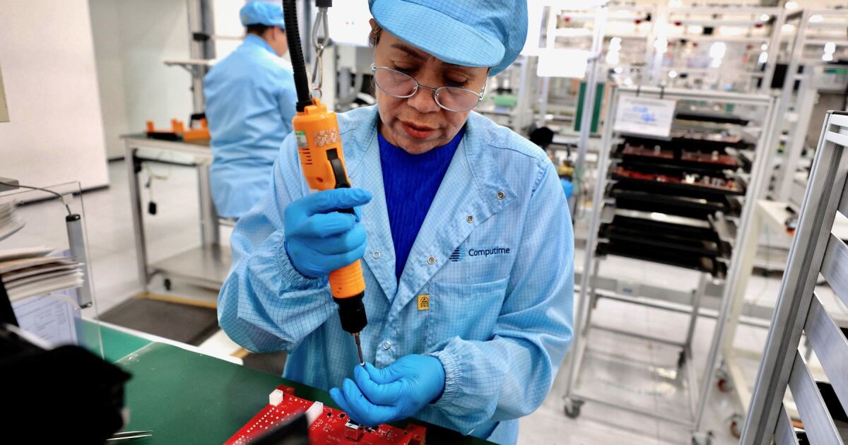 EBRARD BUSCA MULTIPLICAR POR 25 PRODUCCIÓN DE CHIPS; EXPERTOS PIDEN REALISMO