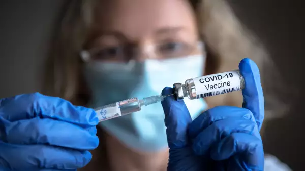 Las patentes de las vacunas anti COVID-19 pertenecen a las farmacéuticas que las desarrollaron. (iStock)