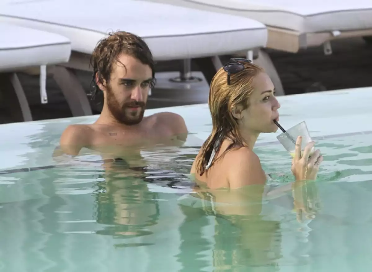 En esta imagen se puede ver como Cheyne Thomas observa intensamente a Miley.