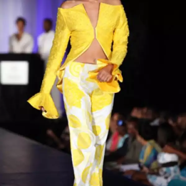 Suzan Budai, de Hungría, eligió un conjunto amarillo y blanco de pantalón y una chaqueta de manga larga que dejaba al descubierto gran parte del vientre y los hombros.