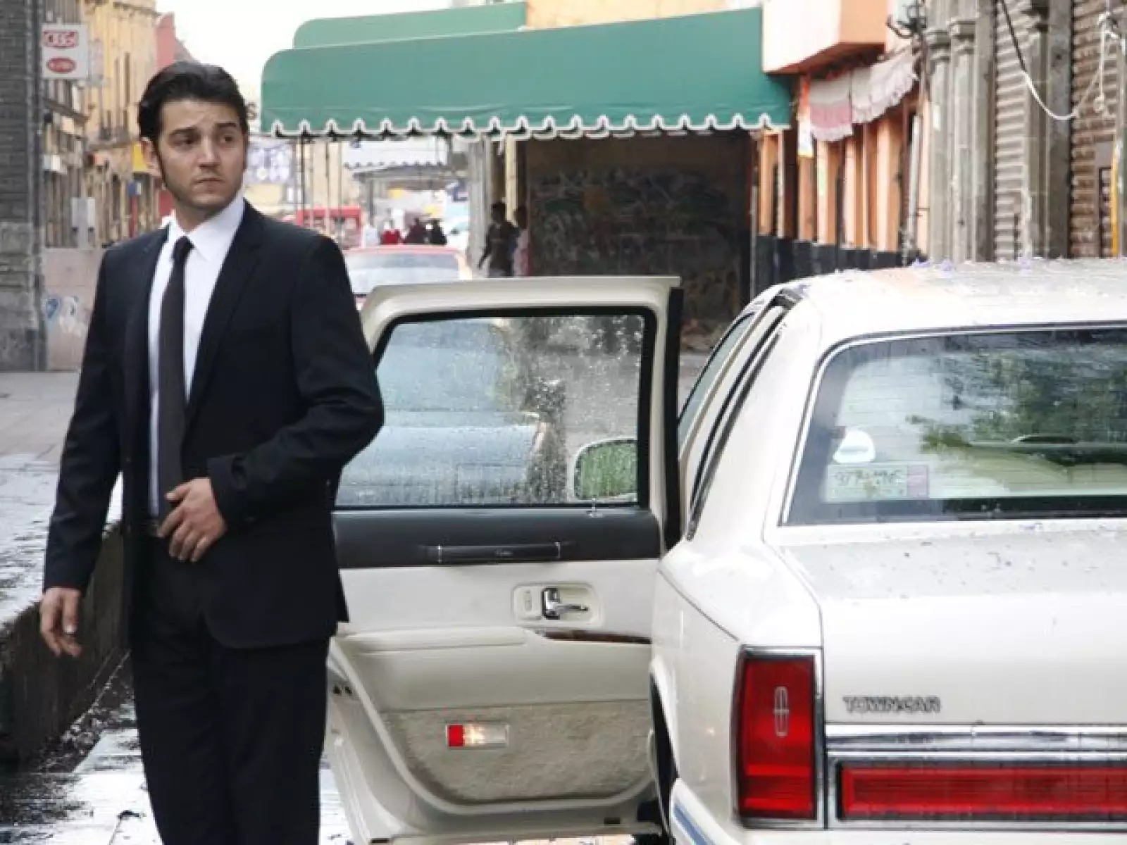 Diego Luna interpreta a Gabriel un hombre aparentemente frío, se encarga de los trabajos sucios de Félix (José María Yazpik), pero con la condición de no hacer daño nunca a ninguna mujer.