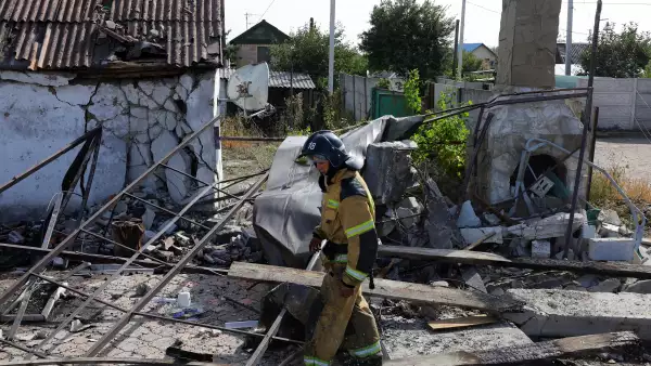 Un bombero trabaja en el patio de una casa destruida después del bombardeo, que las autoridades locales instaladas por Rusia llamaron un ataque militar ucraniano, en el transcurso del conflicto entre Rusia y Ucrania en Makiivka (Makeyevka) en la región de Donetsk, Ucrania controlada por Rusia, el 8 de septiembre de 2024.
