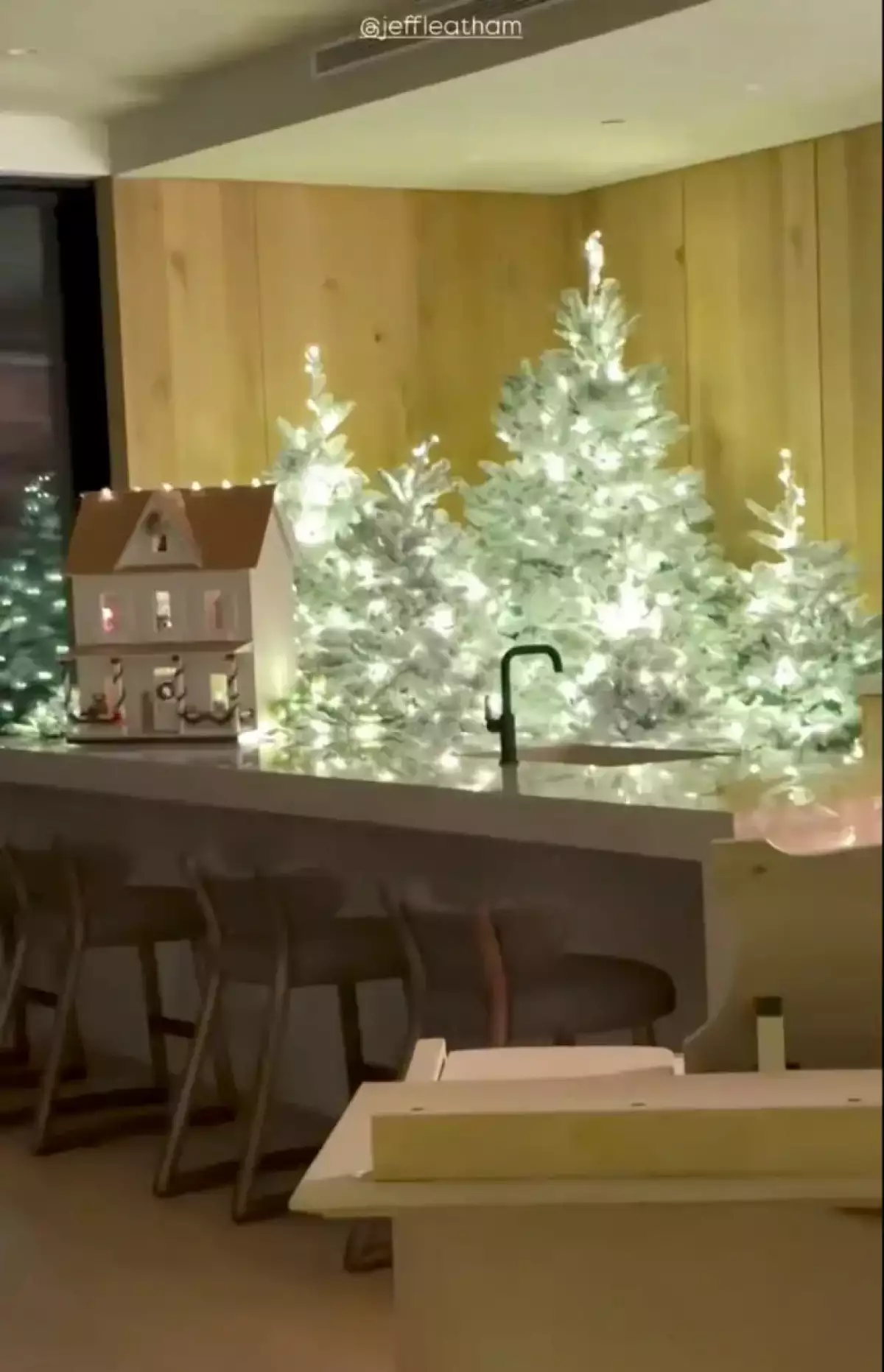 kim-kardashian-casa-decoracion-navidad.jpg