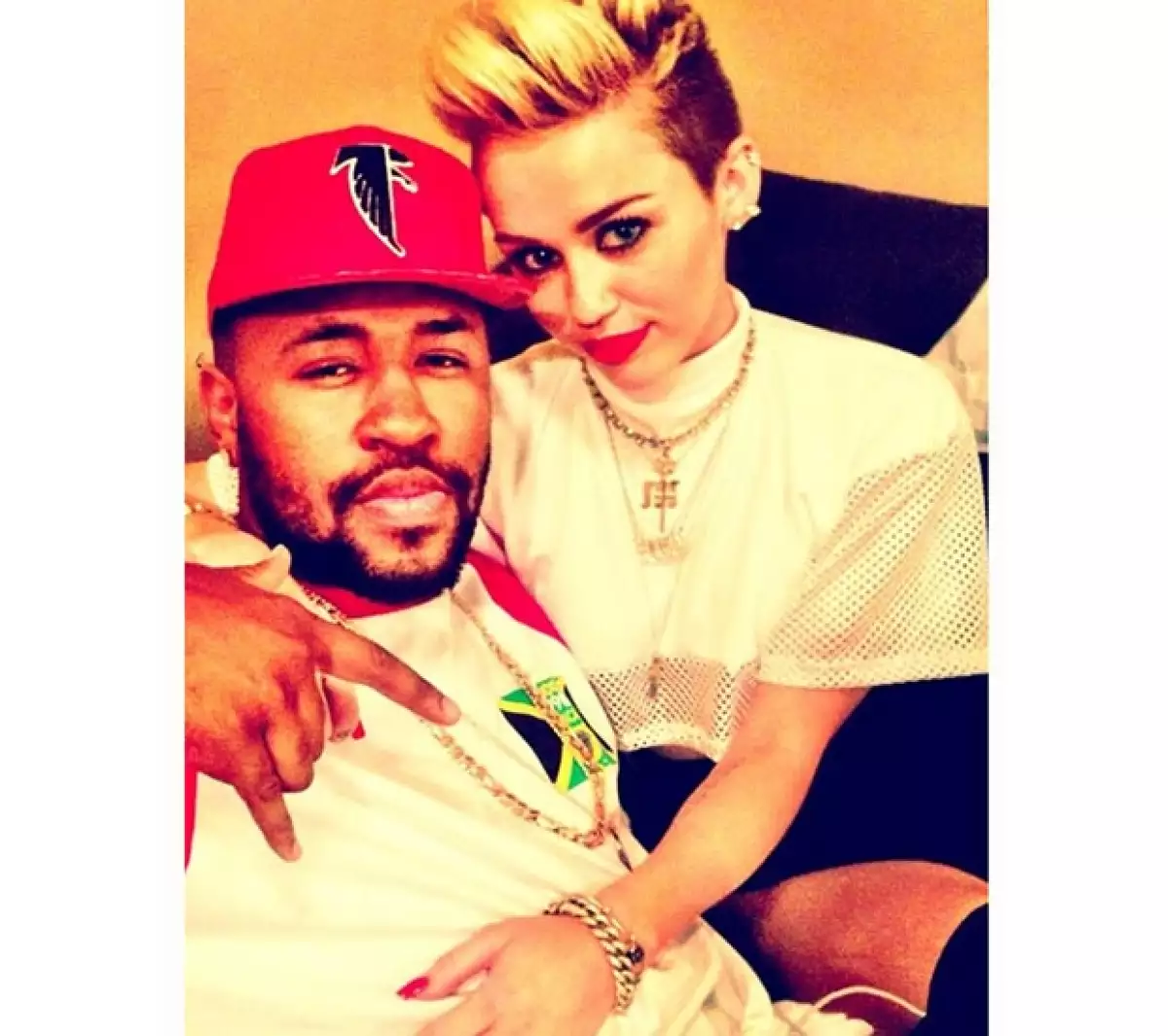 La cantante y su productor tienen una relación muy estrecha por lo que existen rumores de una probable relación amorosa entre ellos.