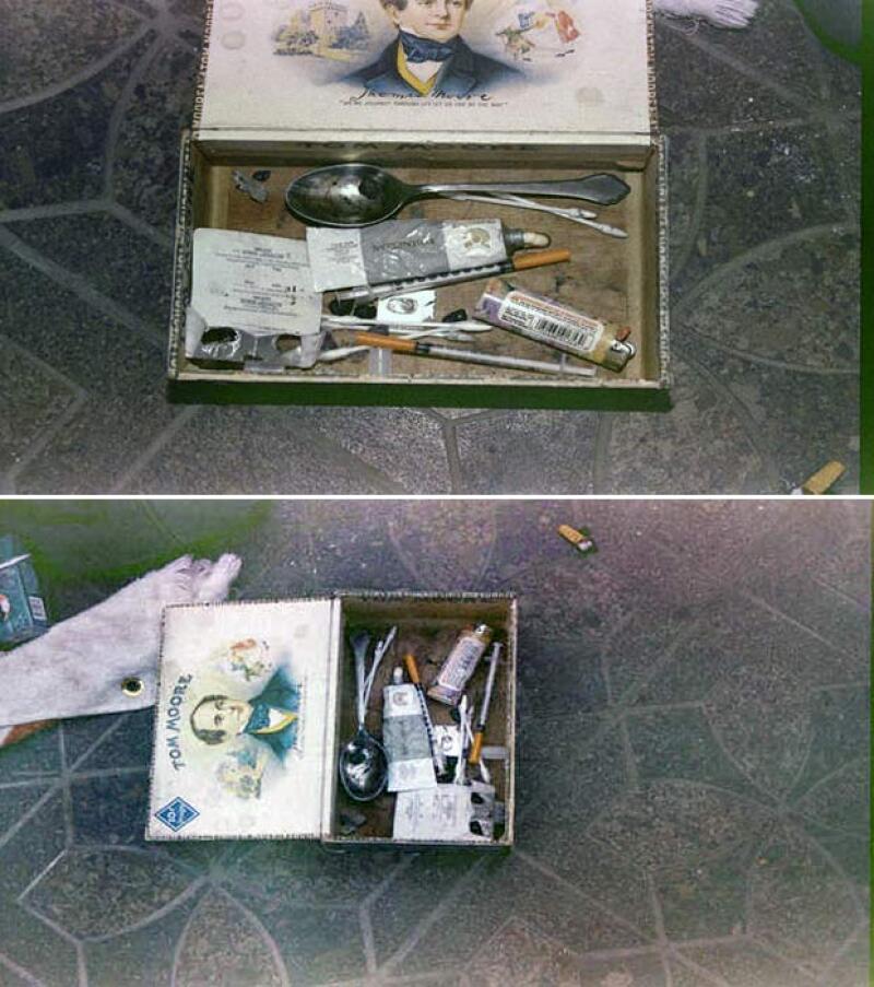 El heroin kit de Kurt Cobain. Que en realidad resulta ser una caja de cigarrillos con jeríngas, y otra indumentaria para drogarse.