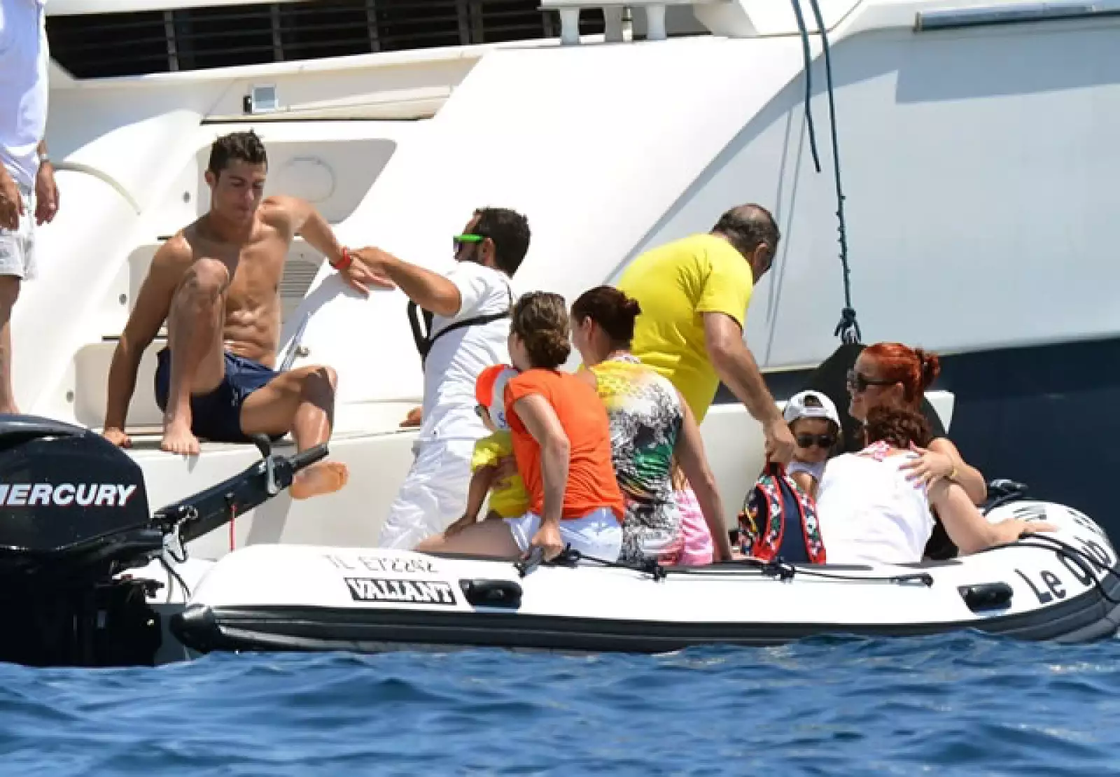 La pareja no viajó sola, también decidieron invitar a un grupo de amigos con los que pasaron ratos agradables en el mar.