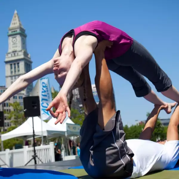 una pareja practica yoga