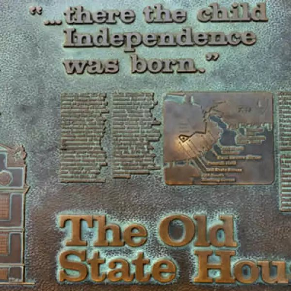 Terminamos esta visita relámpago, con la placa que se encuentra en el Faneuil Hall, conmemorando el inicio de la independencia en Estados Unidos.