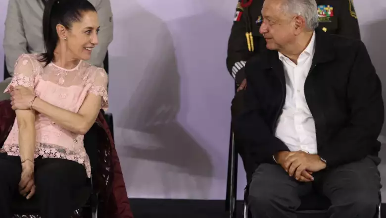 Claudia Sheinbaum y Andrés Manuel López Obrador se miran en evento en la CDMX
