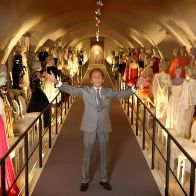 Foto de Valentino Garavani durante una exhibición de su obra creativa llamada Valentino: Master of Couture, en Londres.