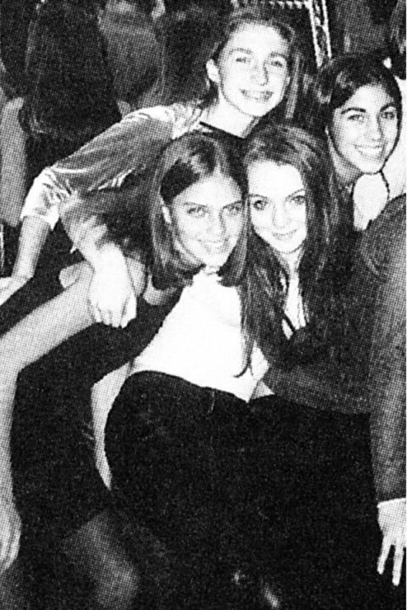 La actriz posaba súper feliz rodeada de sus mejores amigas.