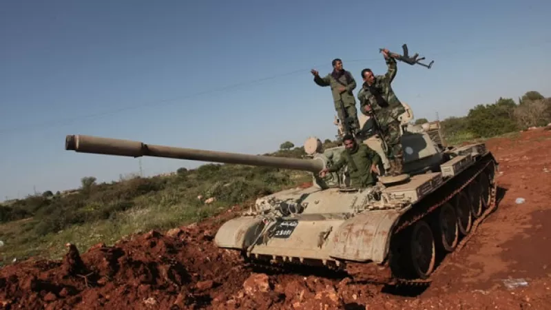 Rebeldes libios festejan sobre un tanque