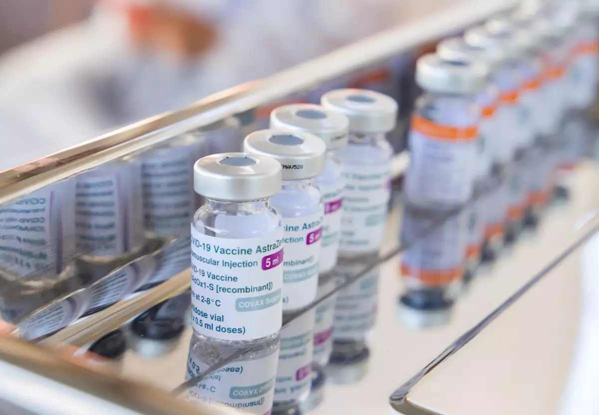 botellas de la vacuna de AstraZeneca contra el COVID-19listas para usarse en la vacunación en Apucarana, Paraná, Brasil.  