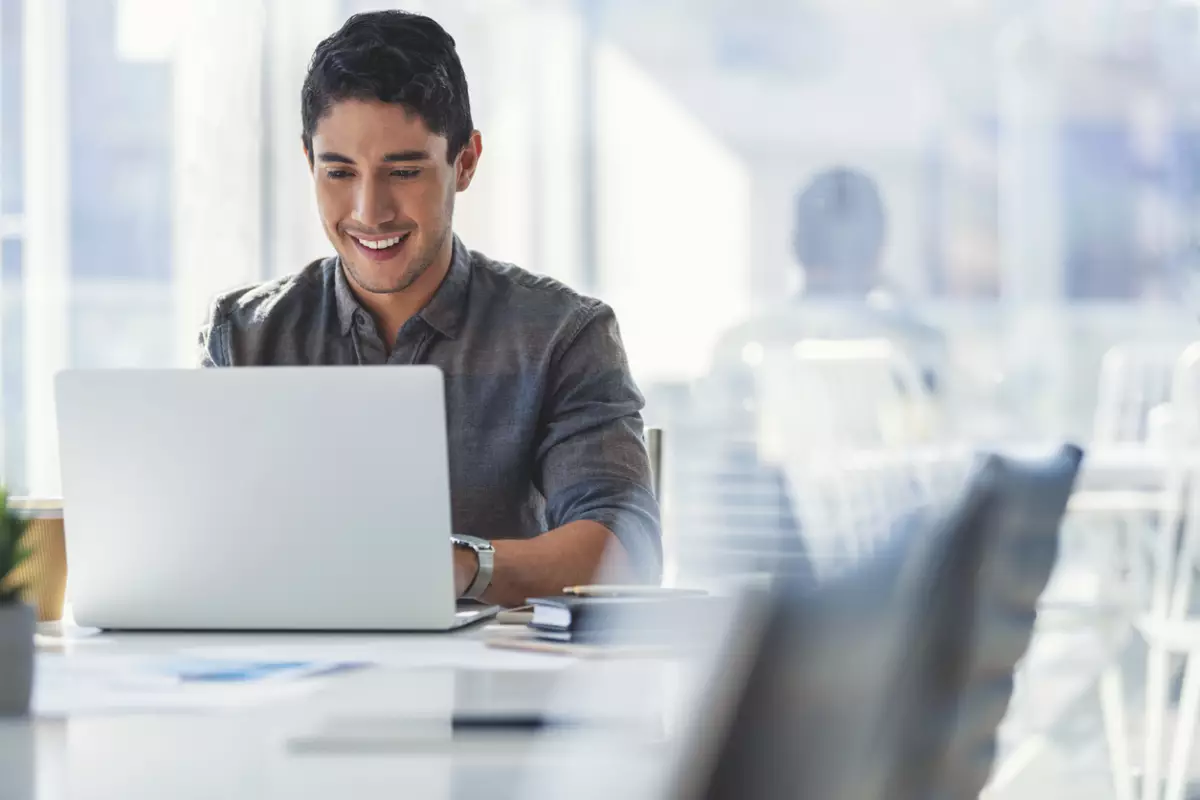 Imagen de joven utilizando una computadora para inscribirse a las becas de Certificados de Carrera de Google 