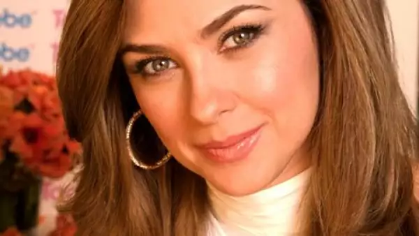 Aracely Arámbula cumplió 34 años el pasado viernes y agradeció en su blog a todos sus fans. Dijo sentirse `cansada, más no agotada´ y feliz.