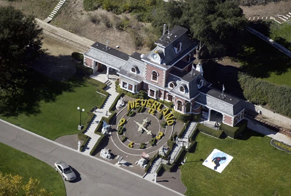 La que fuera la casa de Michael Jackson ahora está disponible para quien desee adquirirla. Sin embargo, no cualquiera podrá hacerse de ella.