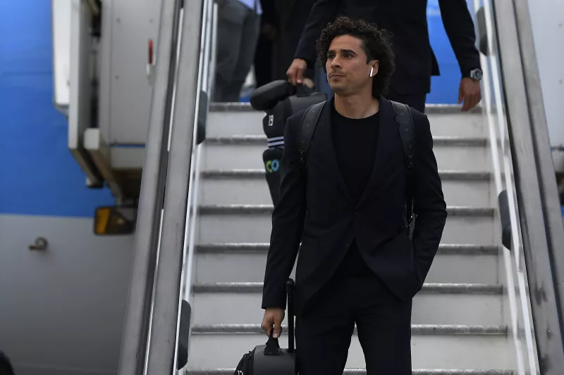 memo ochoa cambia de look