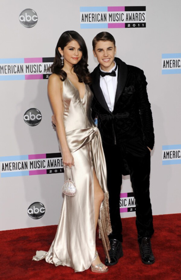 La pareja del momento Justin Bieber y Selena Gomez arribaron juntos a la alfombra roja de los American Music Awards.