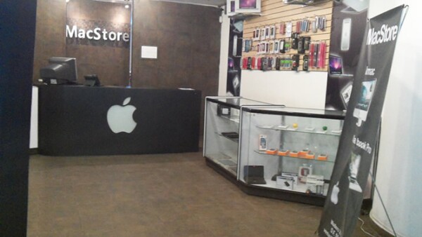 Este establecimiento también comercializa accesorios para computadoras distintas a las Mac.