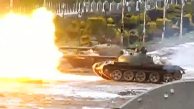 Tanques del gobierno atacan