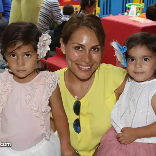 Matilda y Carlota Szasz con Janitzio Rizo