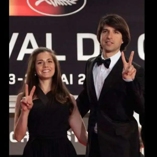 El actor estadounidense Demetri Martin y su acompañante llegaron para la proyección de la película “Un rockero en pelotas”.