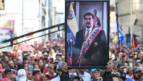 Un partidario del derrocado presidente venezolano Nicolás Maduro lleva su retrato durante un mitin fuera de la Asamblea Nacional en Caracas el 5 de enero de 2026.