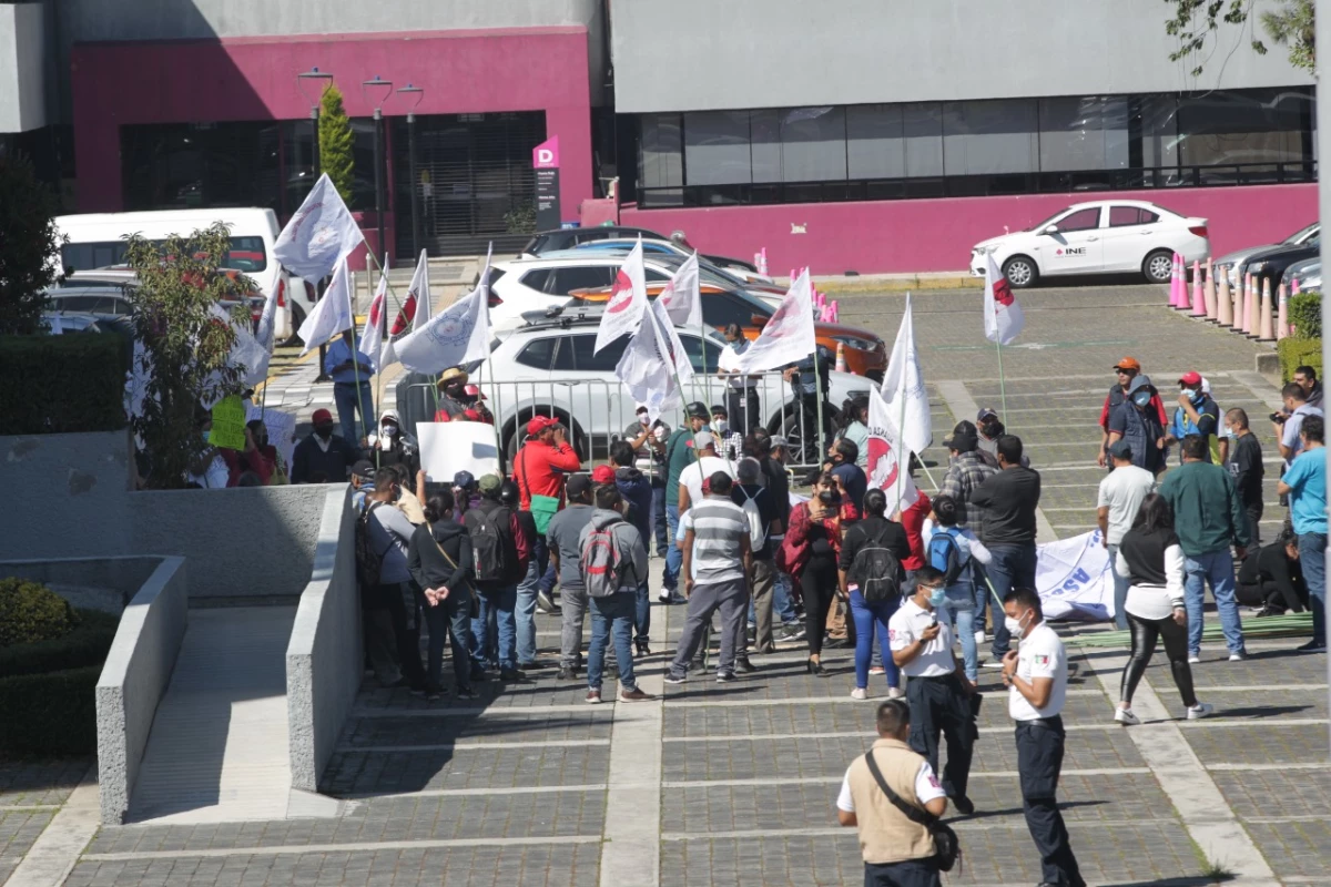 Manifestantes irrumpen en instalaciones del INE en demanda de recursos