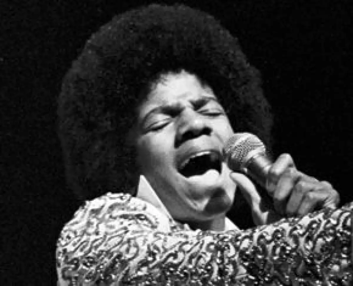 La voz de Jackson se transformó a niveles de barítono.