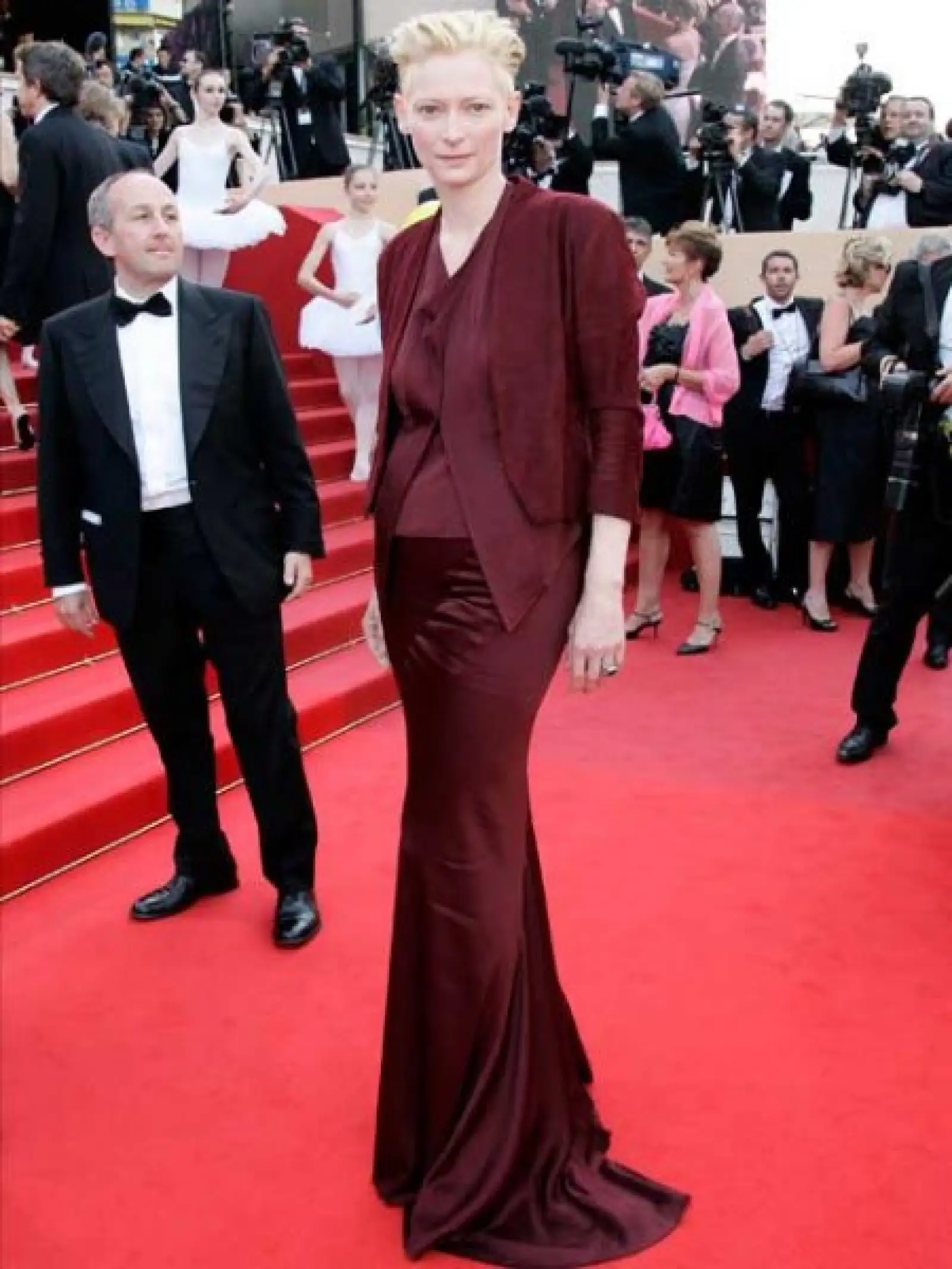 La actriz británica Tilda Swinton fue una de las celebridades más solicitadas por la prensa a su llegada al Festival en Francia.