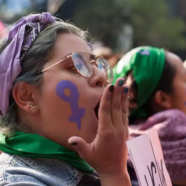 CIUDAD DE MÉXICO, 08MARZO2019.- Con motivo del Día Internacional de la Mujer, miles de mujeres marcharon de la glorieta del Ángel de la Independencia al Zócalo capitalino para exigir el cese a las agresiones contra las mujeres, así como los feminicidios. Las inconformes gritaron consignas y mostraron pancartas con la leyenda “se va caer”, refiriéndose al estado patriarcal del cual son víctimas, afirmaron. Asimismo, se condenó la no despenalización al aborto y la recién aprobada reforma en el estado de Monterrey que dictamina al mismo como un delito. 
FOTO: GALO CAÑAS /CUARTOSCURO.COM