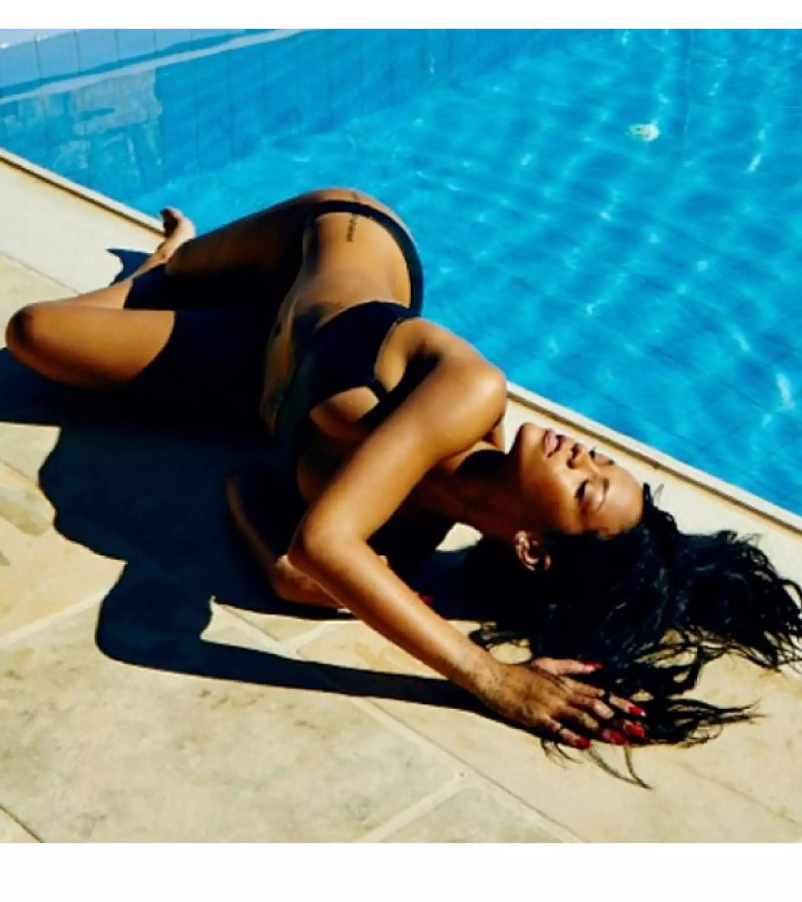 Rihanna se destapó en un bikini negro para un baño de sol.