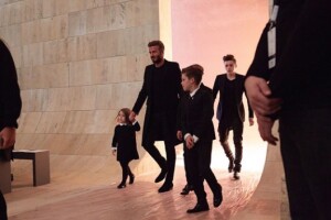 Toda la familia Beckham llegó al desfile de Victoria.