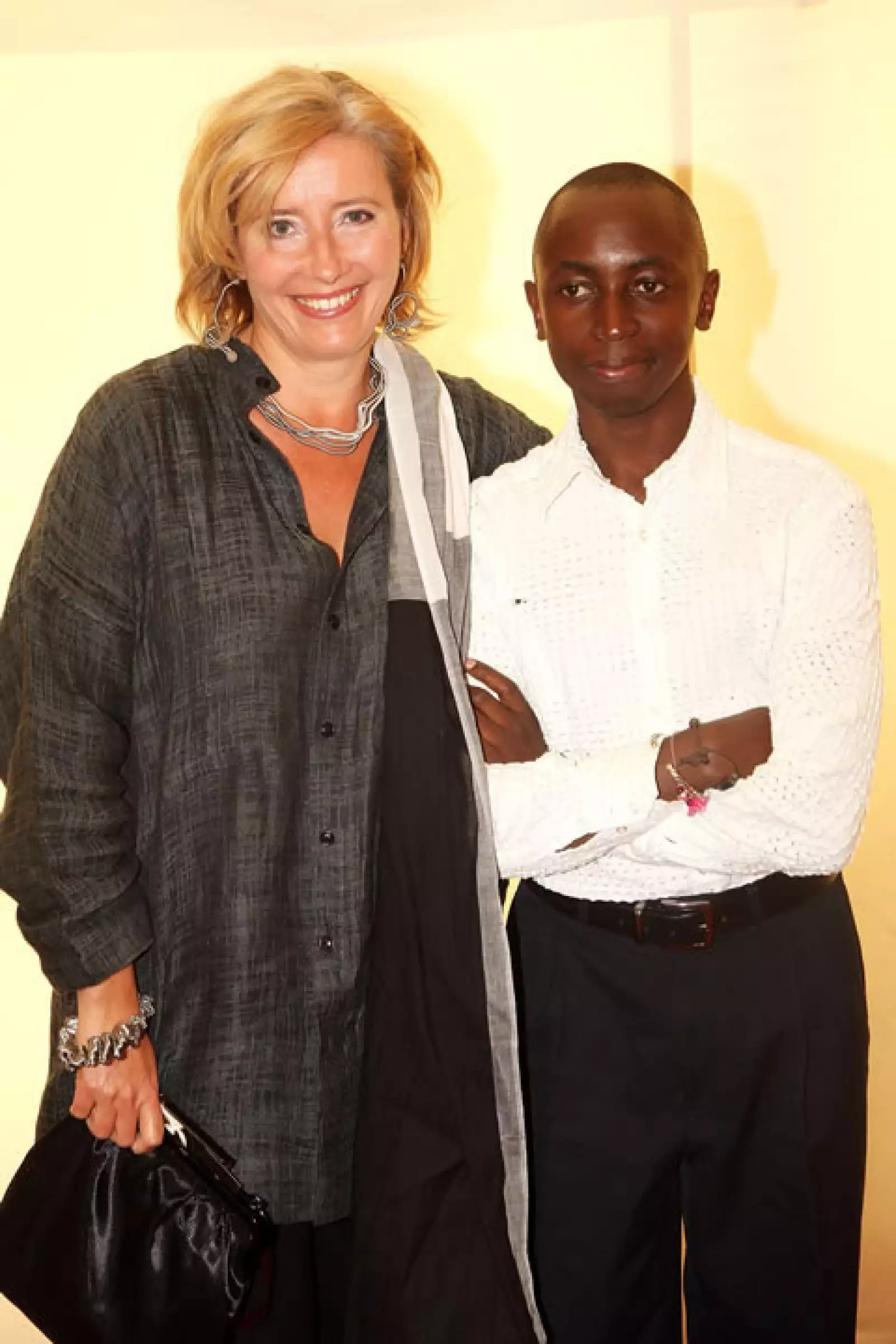 Emma Thompson tiene dos hijos, uno de ellos, que es niña, es biológica y el otro es niño, a quien adoptó tras haberse enterado de que fue víctima del genocidio de Ruanda.