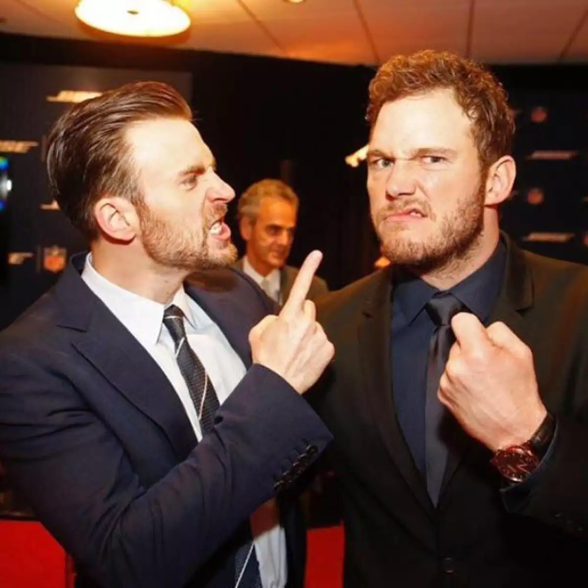 'Peter Quill' en 'Guardians of the Galaxy' y el actor de 'Capitán América' beneficiaron a niños que luchan contra el cáncer en una apuesta de superhéroes tras el juego de Seahawks contra Patriots.