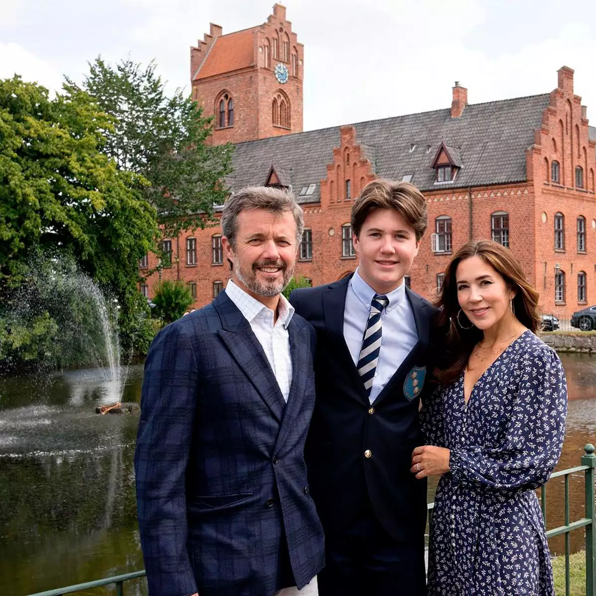 Príncipes Federico y Mary de Dinamarca con su hijo Christian