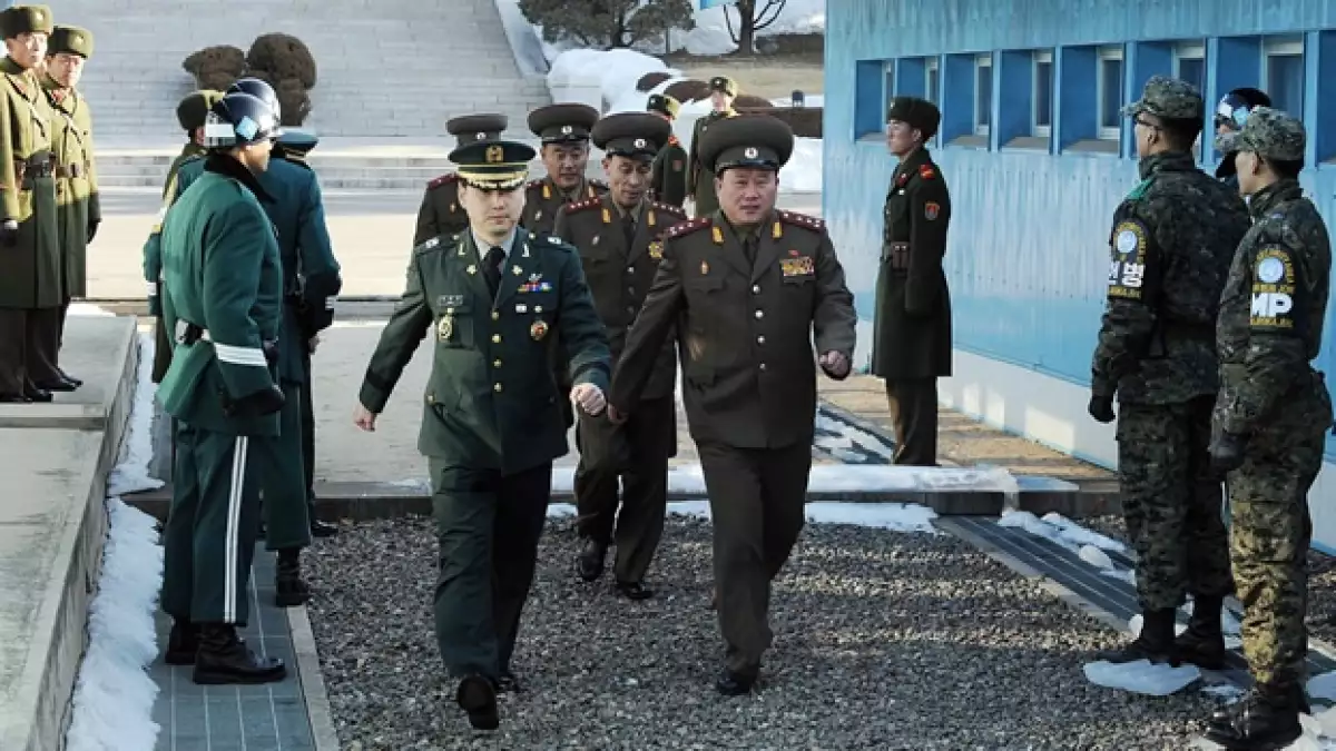 Comitiva norcoreana cruza la frontera compartida