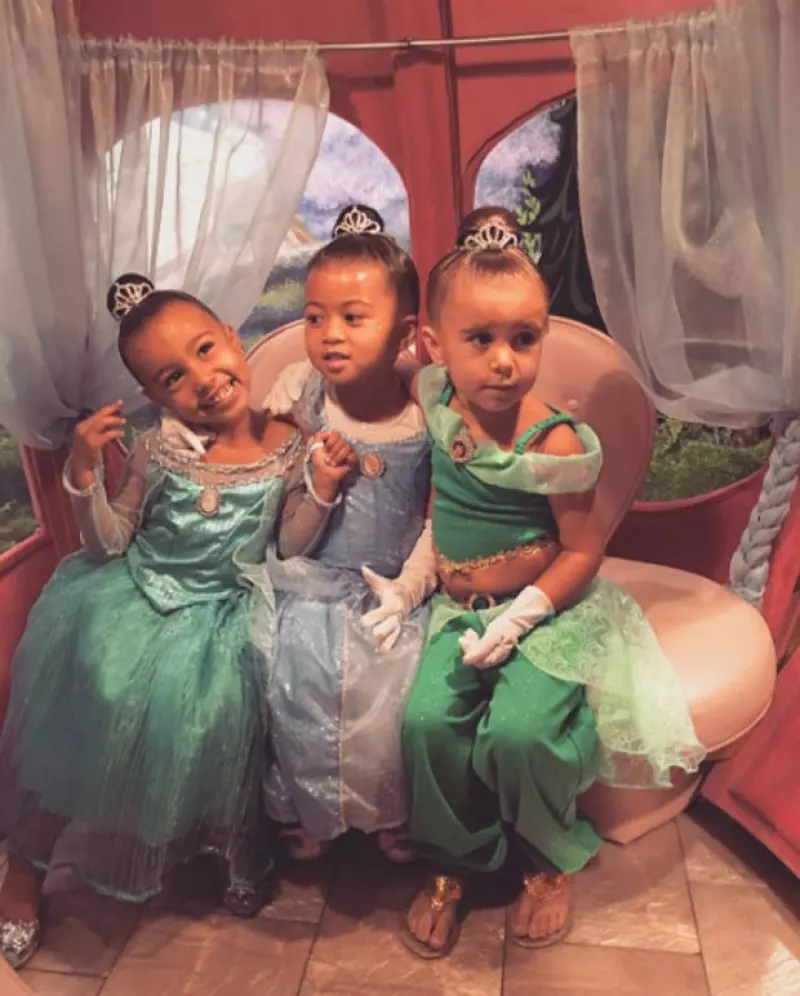 Durante su paso por el parque temático, la hija mayor de Kim Kardashian disfrutó de un día mágico junto con su prima, Penelope Disick.