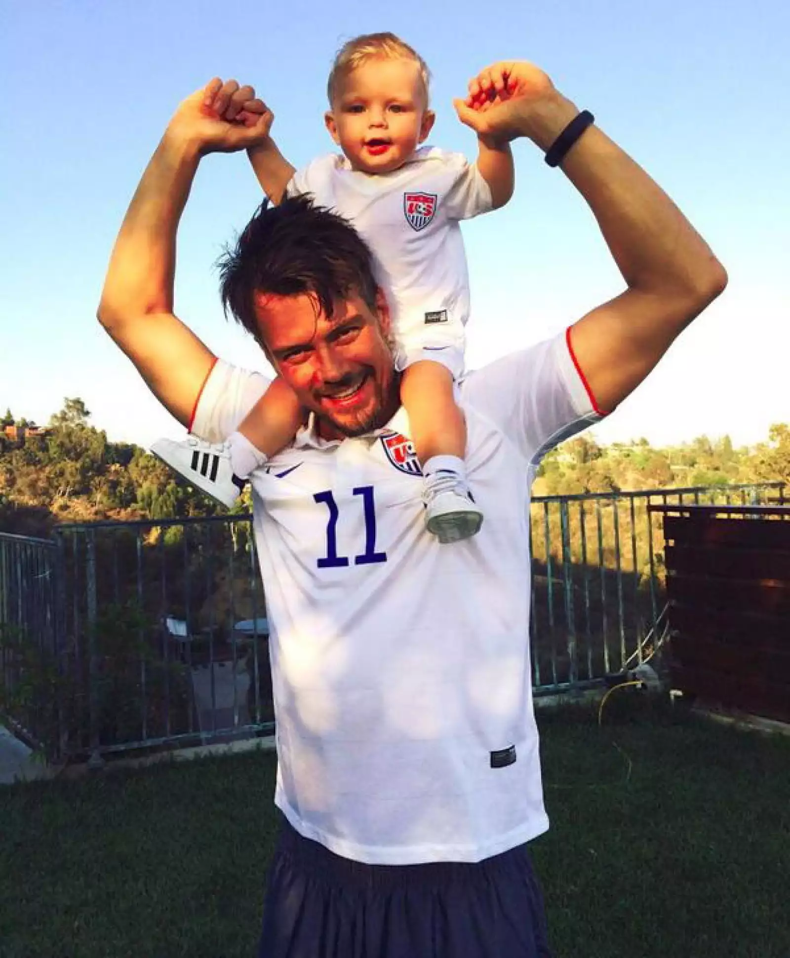 `Go #USA!!´, Josh Duhamel compartió esta tiernísima foto en Instagram con su hijo Axl.