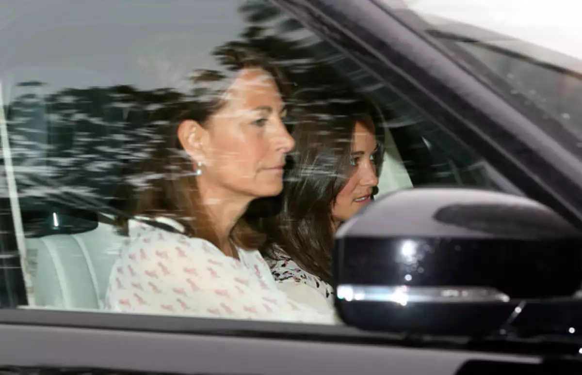 Asimismo la familia de Kate, arribó al palacio real para conocer al nuevo miembro de la familia.
