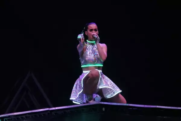 Su vestido cambiaba de colores.