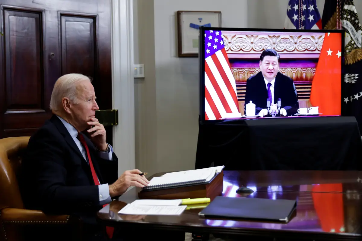 Estados Unidos habla virtualmente con el líder chino Xi Jinping desde la Casa Blanca en Washington. 