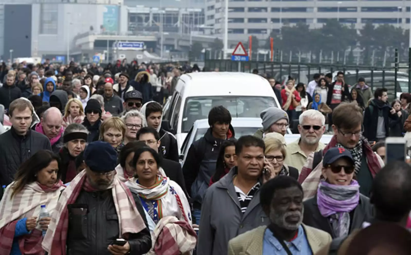 El aeropuerto de Bruselas fue evacuado y todas las operaciones fueron canceladas. 