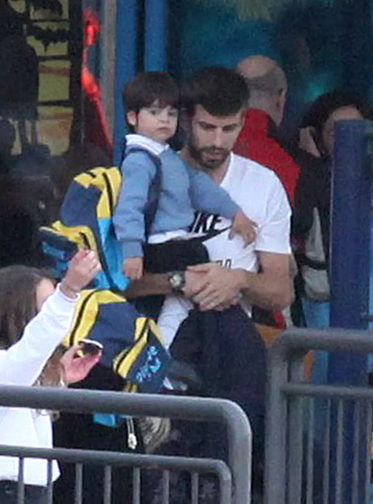 La pareja de Shakira fue captada recogiendo a su pequeño a la salida del colegio en Barcelona, donde demostró ser un padre muy cariñoso.