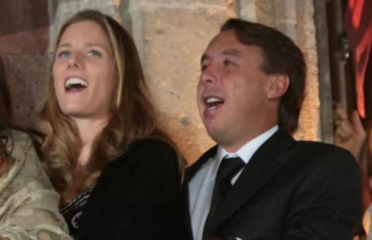 El Presidente del CEN del PAN y la cantante, quien presumió su anillo de compromiso, estuvieron disfrutando, desde uno de los balcones de Palacio Nacional, los festejos.