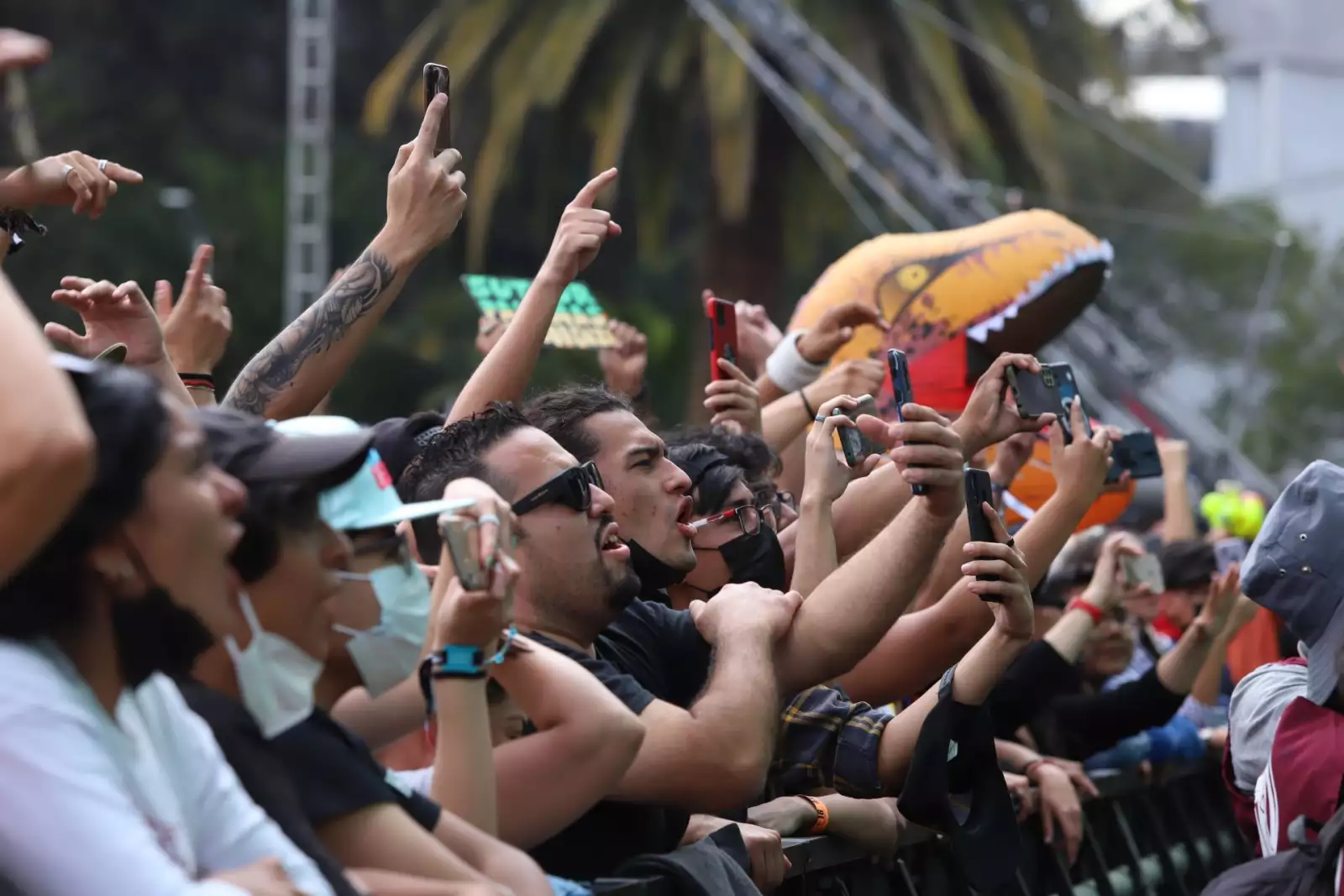 Fanáticos durante el Festival Iberoamericano de Cultura Musical Vive Latino 2022 que se realiza en el Foro Sol.