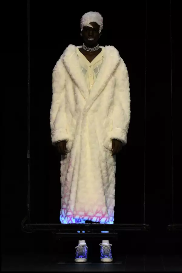 En marzo Anrealage presento piezas que cambiaban de color con luz ultravioleta. 