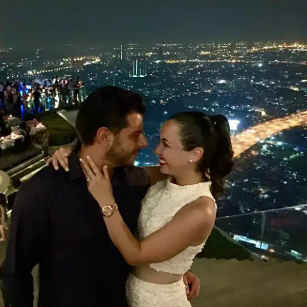 Bangkok es el más reciente destino de la pareja que se mira con mucho amor.