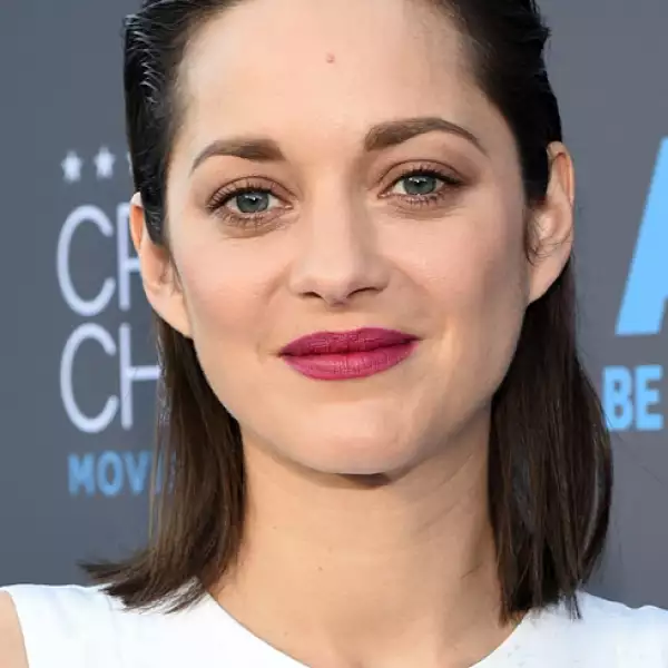 Para resaltar los labios, Marion Cotillard usa un rosa más opaco pero brillante y la cara natural.